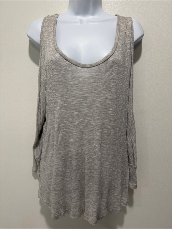 Charlotte Russe Tops - Lightweight Scoop Neck Long Sleeve Cold Shoulder Top in Gray